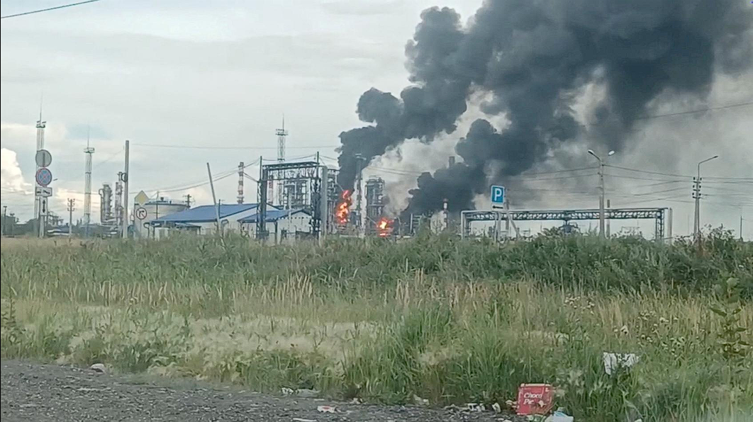 Dampak perang energi. Serangan drone jarak jauh Ukraina merusak unit penyulingan utama di kilang minyak Omsk, memicu potensi krisis bahan bakar di Rusia. Dok: Istimewa.