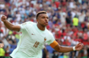 Langkah mantap sang juara bertahan. Prancis menumbangkan Maroko 2-0 berkat gol indah Kylian Mbappe dan Ousmane Dembele di Boston. Dok: Istimewa.