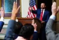 Ketegangan pemilu di Amerika Serikat. Menteri Keamanan Dalam Negeri Markwayne Mullin mengancam akan memotong dana bantuan bagi daerah yang menolak aturan pemilu baru. Dok: Istimewa.