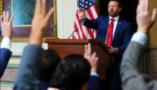 Ketegangan pemilu di Amerika Serikat. Menteri Keamanan Dalam Negeri Markwayne Mullin mengancam akan memotong dana bantuan bagi daerah yang menolak aturan pemilu baru. Dok: Istimewa.