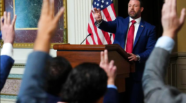 Ketegangan pemilu di Amerika Serikat. Menteri Keamanan Dalam Negeri Markwayne Mullin mengancam akan memotong dana bantuan bagi daerah yang menolak aturan pemilu baru. Dok: Istimewa.
