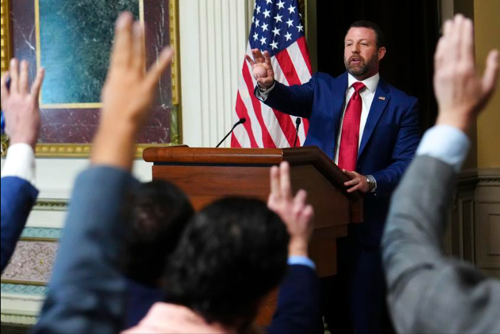 Ketegangan pemilu di Amerika Serikat. Menteri Keamanan Dalam Negeri Markwayne Mullin mengancam akan memotong dana bantuan bagi daerah yang menolak aturan pemilu baru. Dok: Istimewa.