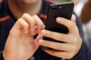 Langkah siaga hadapi cedera otot digital. Kebiasaan mengetik dan menggulir layar ponsel memicu peradangan sendi tangan yang serius. Dok: Istimewa.