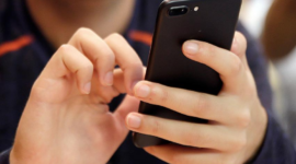 Langkah siaga hadapi cedera otot digital. Kebiasaan mengetik dan menggulir layar ponsel memicu peradangan sendi tangan yang serius. Dok: Istimewa.