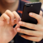 Langkah siaga hadapi cedera otot digital. Kebiasaan mengetik dan menggulir layar ponsel memicu peradangan sendi tangan yang serius. Dok: Istimewa.