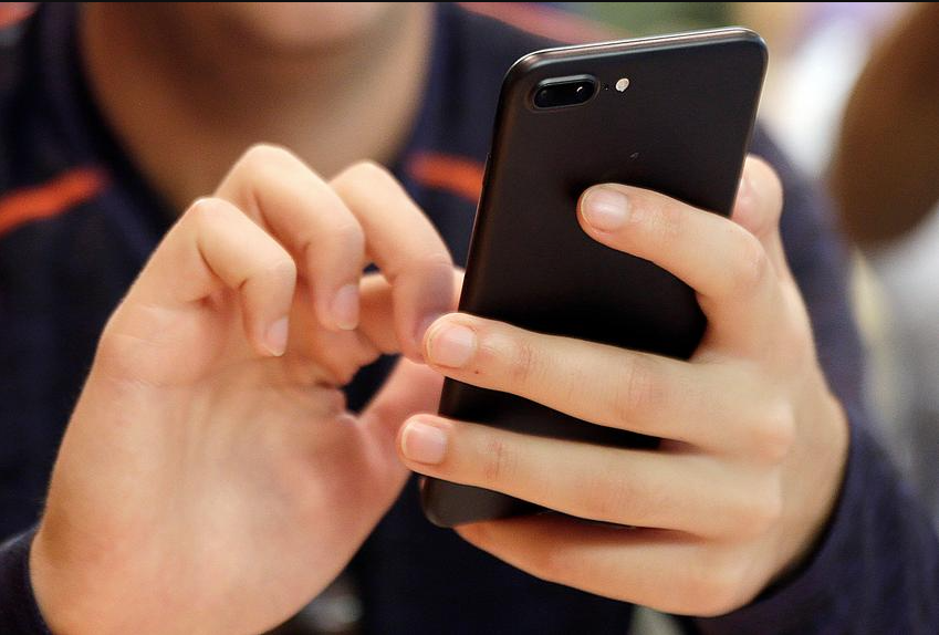 Langkah siaga hadapi cedera otot digital. Kebiasaan mengetik dan menggulir layar ponsel memicu peradangan sendi tangan yang serius. Dok: Istimewa.