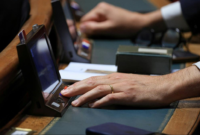 Guncangan politik dan ekologis di Prancis. Parlemen resmi melegalkan kembali dua jenis pestisida berbahaya, memicu pengunduran diri Menteri Lingkungan Hidup Monique Barbut. Dok: Istimewa.