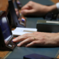 Guncangan politik dan ekologis di Prancis. Parlemen resmi melegalkan kembali dua jenis pestisida berbahaya, memicu pengunduran diri Menteri Lingkungan Hidup Monique Barbut. Dok: Istimewa.