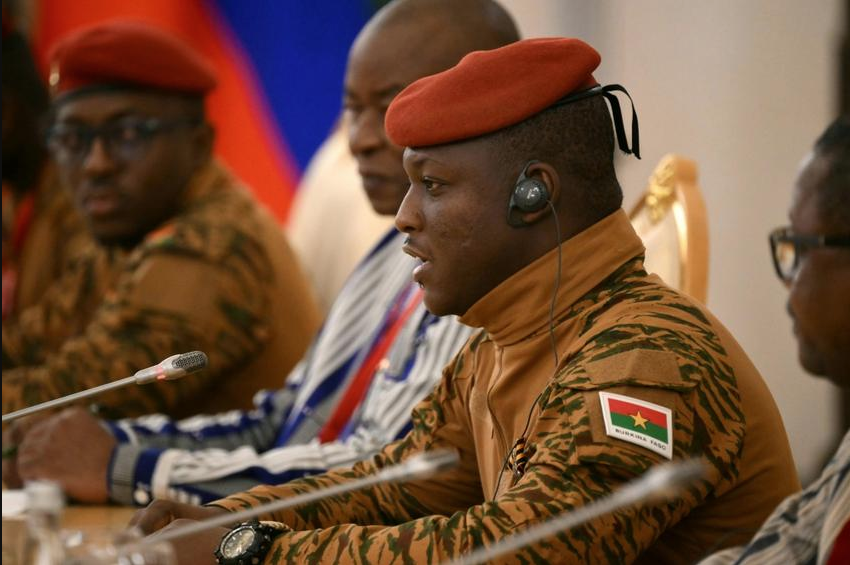 Sinyal keretakan di puncak pemerintahan. Pemimpin junta Burkina Faso Ibrahim Traore mengancam menindak tegas para pesaing politiknya di tengah misteri hilangnya dua pejabat tinggi militer. Dok: Istimewa.