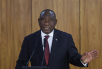 Langkah hukum selamatkan posisi presiden. Pengadilan Tinggi Afrika Selatan membekukan sementara proses pemakzulan Presiden Cyril Ramaphosa terkait skandal uang di sofa peternakan Phala Phala. Dok: Istimewa.