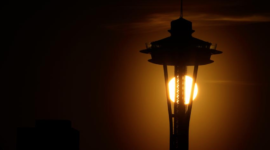 Aksi nekat mengguncang Seattle. Dua pria misterius melompati pagar kaca Space Needle berketinggian 184 meter demi meluncurkan aksi terjun payung. Dok: Istimewa.