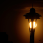 Aksi nekat mengguncang Seattle. Dua pria misterius melompati pagar kaca Space Needle berketinggian 184 meter demi meluncurkan aksi terjun payung. Dok: Istimewa.
