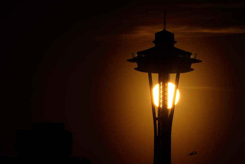 Aksi nekat mengguncang Seattle. Dua pria misterius melompati pagar kaca Space Needle berketinggian 184 meter demi meluncurkan aksi terjun payung. Dok: Istimewa.