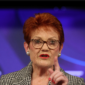 Kekalahan hukum politisi sayap kanan. Pengadilan Federal Australia menolak banding Pauline Hanson atas kasus diskriminasi rasial terhadap Senator Mehreen Faruqi. Dok: Istimewa.