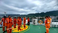 Tim SAR mencari nakhoda kapal wisata yang hilang setelah kapal tenggelam di Perairan Teluk Tomini. (Posnews/Tim SAR)