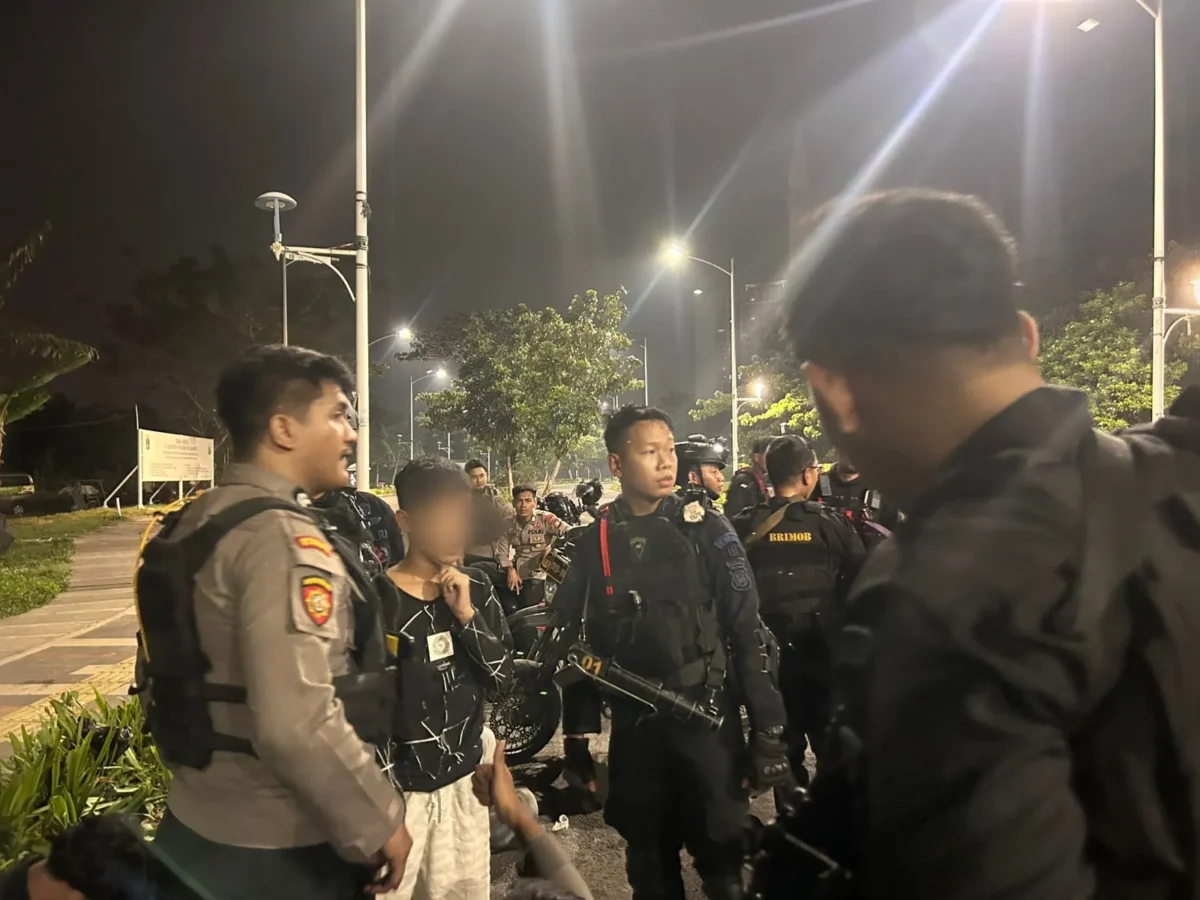 Petugas Patroli Perintis Presisi Polres Metro Jakarta Barat mengamankan tiga remaja beserta empat paket diduga narkotika jenis sinte dalam patroli dini hari di kawasan Pesakih, Cengkareng, Jakarta Barat. (Posnews/Polres Jakbar)
