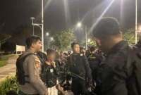 Petugas Patroli Perintis Presisi Polres Metro Jakarta Barat mengamankan tiga remaja beserta empat paket diduga narkotika jenis sinte dalam patroli dini hari di kawasan Pesakih, Cengkareng, Jakarta Barat. (Posnews/Polres Jakbar)