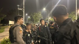 Petugas Patroli Perintis Presisi Polres Metro Jakarta Barat mengamankan tiga remaja beserta empat paket diduga narkotika jenis sinte dalam patroli dini hari di kawasan Pesakih, Cengkareng, Jakarta Barat. (Posnews/Polres Jakbar)
