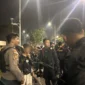 Petugas Patroli Perintis Presisi Polres Metro Jakarta Barat mengamankan tiga remaja beserta empat paket diduga narkotika jenis sinte dalam patroli dini hari di kawasan Pesakih, Cengkareng, Jakarta Barat. (Posnews/Polres Jakbar)
