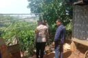 Petugas kepolisian memasang garis polisi di lokasi ledakan mortir di rumah warga Kampung Ciparang, Cipatat, Bandung Barat, yang menewaskan tiga orang. (Posnews/Polres Cimahi)