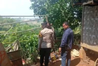 Petugas kepolisian memasang garis polisi di lokasi ledakan mortir di rumah warga Kampung Ciparang, Cipatat, Bandung Barat, yang menewaskan tiga orang. (Posnews/Polres Cimahi)