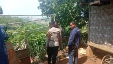 Petugas kepolisian memasang garis polisi di lokasi ledakan mortir di rumah warga Kampung Ciparang, Cipatat, Bandung Barat, yang menewaskan tiga orang. (Posnews/Polres Cimahi)