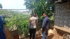 Petugas kepolisian memasang garis polisi di lokasi ledakan mortir di rumah warga Kampung Ciparang, Cipatat, Bandung Barat, yang menewaskan tiga orang. (Posnews/Polres Cimahi)