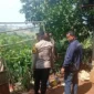 Petugas kepolisian memasang garis polisi di lokasi ledakan mortir di rumah warga Kampung Ciparang, Cipatat, Bandung Barat, yang menewaskan tiga orang. (Posnews/Polres Cimahi)
