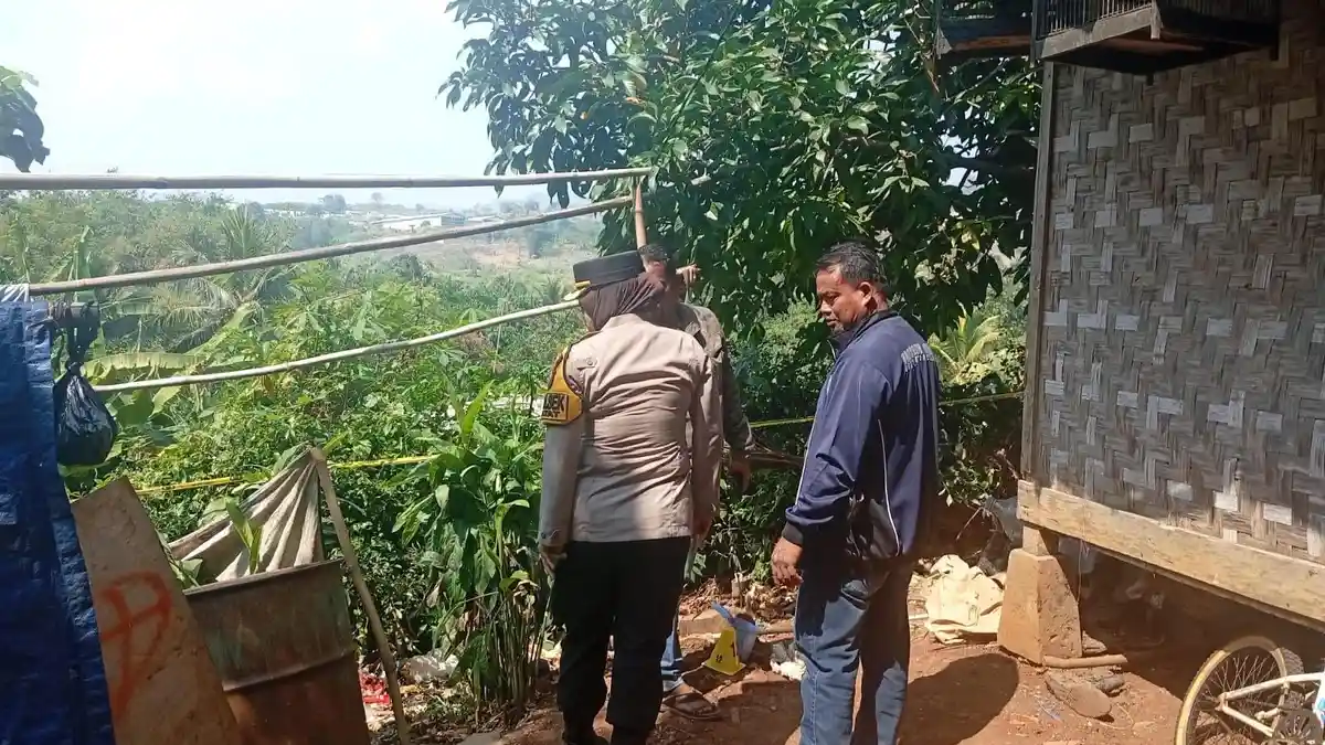 Petugas kepolisian memasang garis polisi di lokasi ledakan mortir di rumah warga Kampung Ciparang, Cipatat, Bandung Barat, yang menewaskan tiga orang. (Posnews/Polres Cimahi)