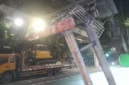 Truk pengangkut ekskavator menghantam Jembatan Penyeberangan Orang (JPO) di Jalan Kapten Tendean, Jakarta Selatan, hingga merusak struktur jembatan pada Selasa (14/7/2026). (Posnews/BPBD)