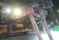 Truk pengangkut ekskavator menghantam Jembatan Penyeberangan Orang (JPO) di Jalan Kapten Tendean, Jakarta Selatan, hingga merusak struktur jembatan pada Selasa (14/7/2026). (Posnews/BPBD)