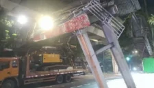 Truk pengangkut ekskavator menghantam Jembatan Penyeberangan Orang (JPO) di Jalan Kapten Tendean, Jakarta Selatan, hingga merusak struktur jembatan pada Selasa (14/7/2026). (Posnews/BPBD)