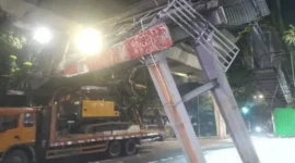 Truk pengangkut ekskavator menghantam Jembatan Penyeberangan Orang (JPO) di Jalan Kapten Tendean, Jakarta Selatan, hingga merusak struktur jembatan pada Selasa (14/7/2026). (Posnews/BPBD)