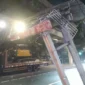 Truk pengangkut ekskavator menghantam Jembatan Penyeberangan Orang (JPO) di Jalan Kapten Tendean, Jakarta Selatan, hingga merusak struktur jembatan pada Selasa (14/7/2026). (Posnews/BPBD)