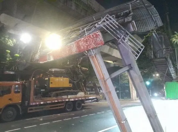 Truk pengangkut ekskavator menghantam Jembatan Penyeberangan Orang (JPO) di Jalan Kapten Tendean, Jakarta Selatan, hingga merusak struktur jembatan pada Selasa (14/7/2026). (Posnews/BPBD)