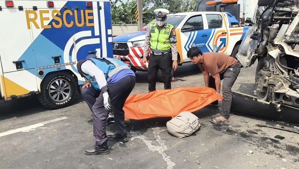 Kecelakaan beruntun melibatkan enam kendaraan terjadi di Tol JORR KM 54+600 arah Tanjung Priok, Jakarta Timur. (Posnews/PJR PMJ)