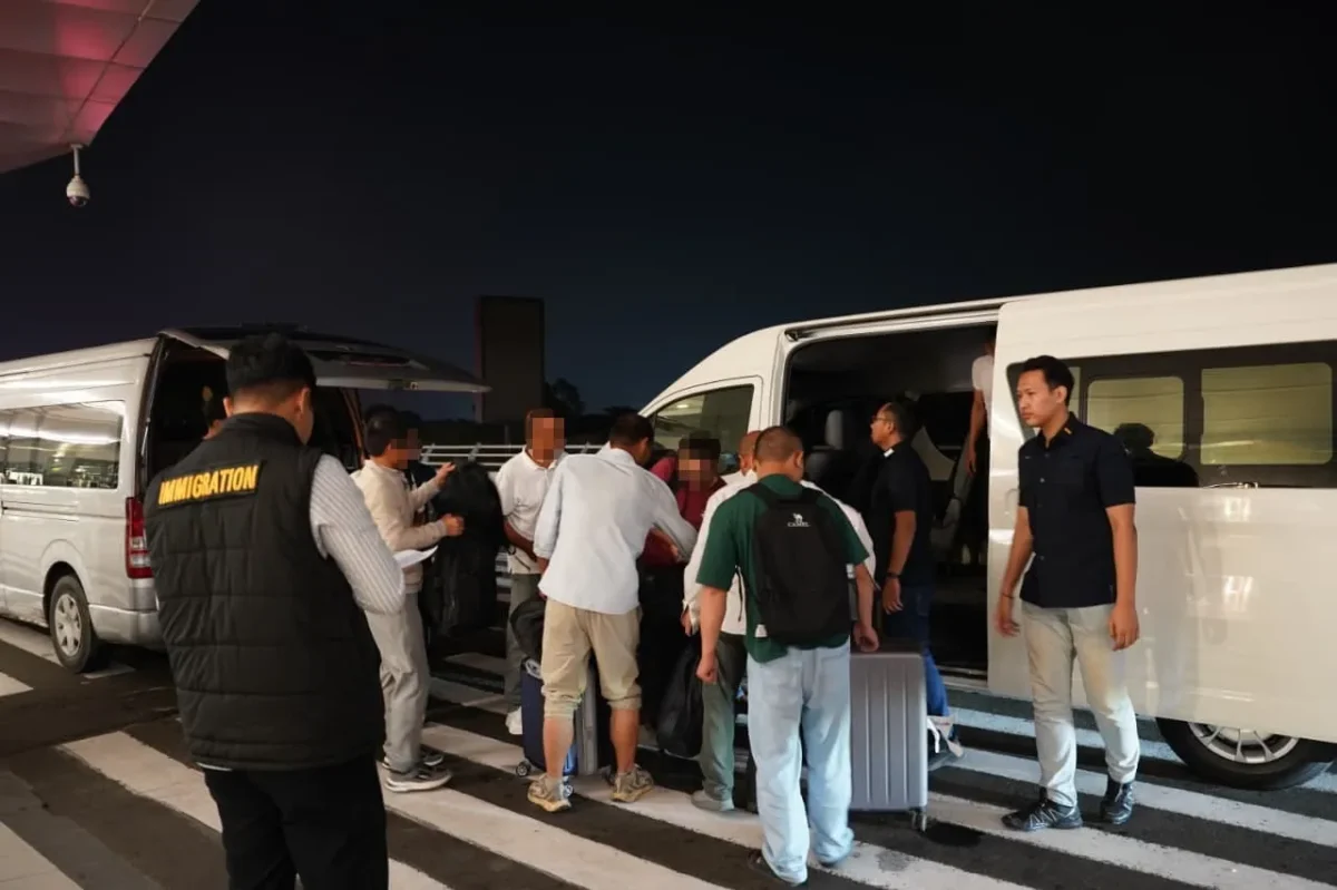 Petugas Imigrasi Jakarta Utara mengawal deportasi 10 WNA China yang terbukti bekerja sebagai buruh bangunan menggunakan visa kunjungan. (Posnews/Imigrasi Jakut)