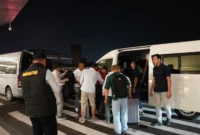 Petugas Imigrasi Jakarta Utara mengawal deportasi 10 WNA China yang terbukti bekerja sebagai buruh bangunan menggunakan visa kunjungan. (Posnews/Imigrasi Jakut)