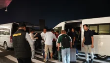 Petugas Imigrasi Jakarta Utara mengawal deportasi 10 WNA China yang terbukti bekerja sebagai buruh bangunan menggunakan visa kunjungan. (Posnews/Imigrasi Jakut)