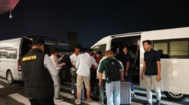 Petugas Imigrasi Jakarta Utara mengawal deportasi 10 WNA China yang terbukti bekerja sebagai buruh bangunan menggunakan visa kunjungan. (Posnews/Imigrasi Jakut)