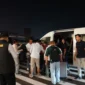 Petugas Imigrasi Jakarta Utara mengawal deportasi 10 WNA China yang terbukti bekerja sebagai buruh bangunan menggunakan visa kunjungan. (Posnews/Imigrasi Jakut)