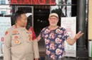 Polisi Polsek Metro Tamansari mengembalikan telepon genggam milik wisatawan asal Prancis setelah menangkap pelaku penjambretan di kawasan Kota Tua Jakarta. (Posnews/Polsek Metro Tamansari)