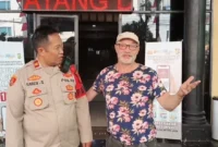 Polisi Polsek Metro Tamansari mengembalikan telepon genggam milik wisatawan asal Prancis setelah menangkap pelaku penjambretan di kawasan Kota Tua Jakarta. (Posnews/Polsek Metro Tamansari)