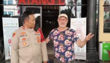 Polisi Polsek Metro Tamansari mengembalikan telepon genggam milik wisatawan asal Prancis setelah menangkap pelaku penjambretan di kawasan Kota Tua Jakarta. (Posnews/Polsek Metro Tamansari)