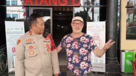 Polisi Polsek Metro Tamansari mengembalikan telepon genggam milik wisatawan asal Prancis setelah menangkap pelaku penjambretan di kawasan Kota Tua Jakarta. (Posnews/Polsek Metro Tamansari)
