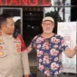 Polisi Polsek Metro Tamansari mengembalikan telepon genggam milik wisatawan asal Prancis setelah menangkap pelaku penjambretan di kawasan Kota Tua Jakarta. (Posnews/Polsek Metro Tamansari)