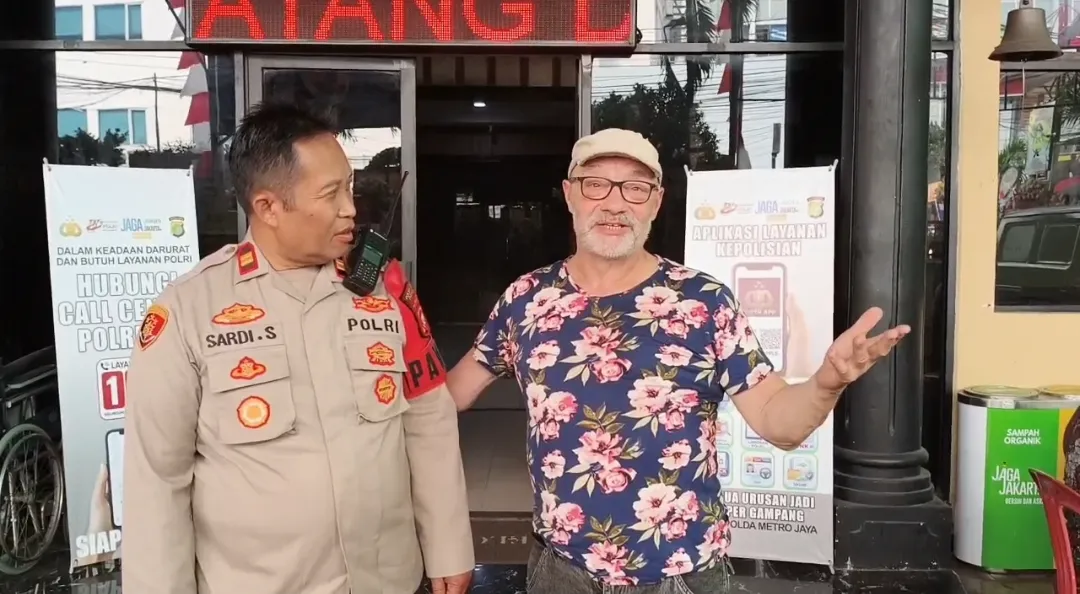 Polisi Polsek Metro Tamansari mengembalikan telepon genggam milik wisatawan asal Prancis setelah menangkap pelaku penjambretan di kawasan Kota Tua Jakarta. (Posnews/Polsek Metro Tamansari)
