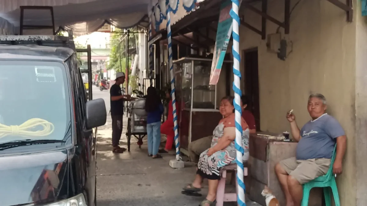 Warga Warakas, Tanjung Priok, memprotes pemasangan tenda kegiatan Anggota DPRD DKI Jakarta Bebizie Fatlanay karena sempat menutup akses menuju rumah warga sebelum akhirnya dipindahkan oleh tim pelaksana. (Posnews/MR)
