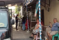 Warga Warakas, Tanjung Priok, memprotes pemasangan tenda kegiatan Anggota DPRD DKI Jakarta Bebizie Fatlanay karena sempat menutup akses menuju rumah warga sebelum akhirnya dipindahkan oleh tim pelaksana. (Posnews/MR)