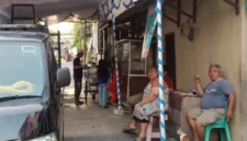 Warga Warakas, Tanjung Priok, memprotes pemasangan tenda kegiatan Anggota DPRD DKI Jakarta Bebizie Fatlanay karena sempat menutup akses menuju rumah warga sebelum akhirnya dipindahkan oleh tim pelaksana. (Posnews/MR)